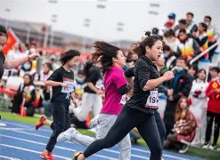 感动瞬间！场上场下团结合作精神可嘉的简单介绍